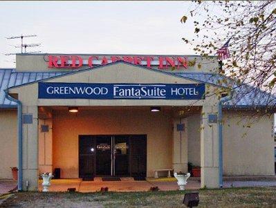 Отель Red Carpet Inn & FantaSuite Hotel