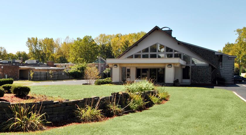 Отель Econo Lodge Colonie Center Mall