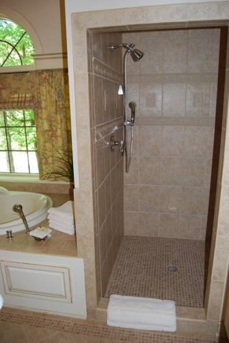 Отель The Roost Bed and Breakfast