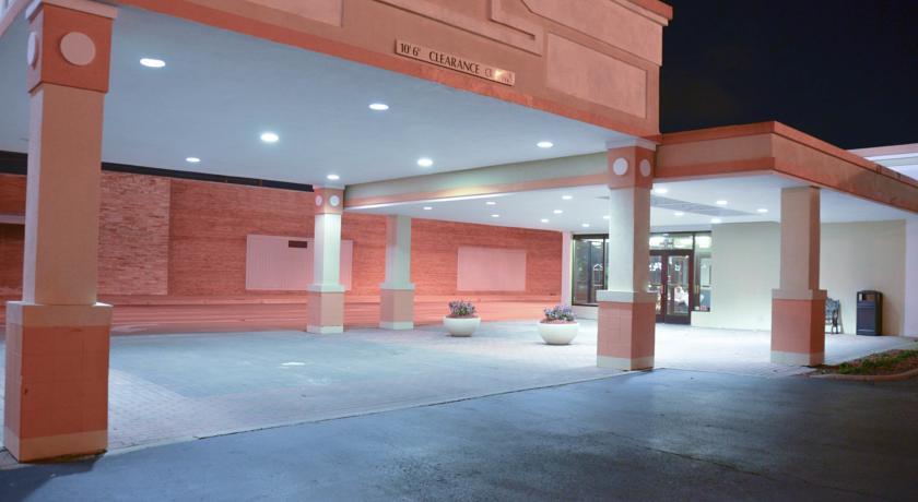 Отель 3 Palms Inn & Suites Bay City