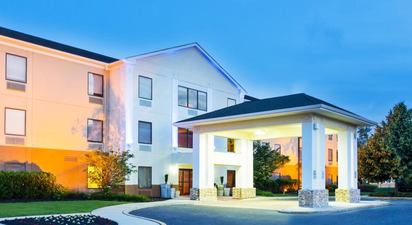 Отель Holiday Inn Express Hotel & Suites Mt. Holly