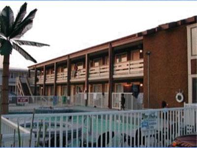 Отель Cozy Crest Motel
