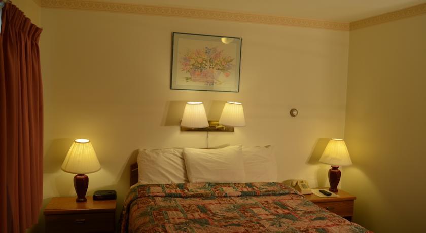 Отель Cozy Corner Motel