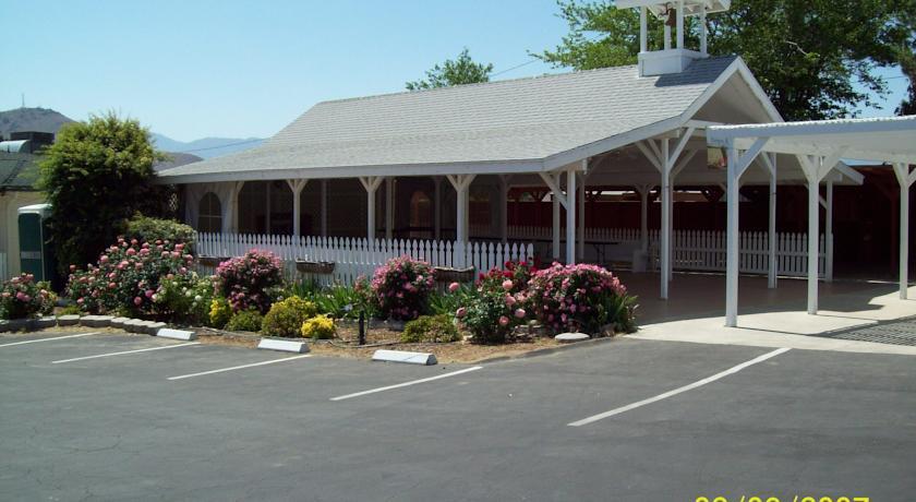 Отель Lakeshore Lodge