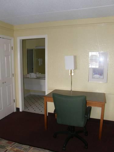 Отель Stone Mountain Inn & Suites