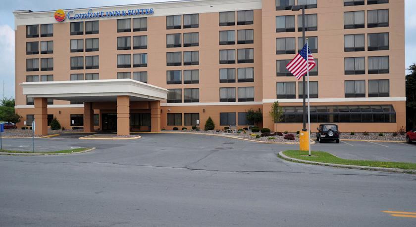 Отель Comfort Inn & Suites Watertown