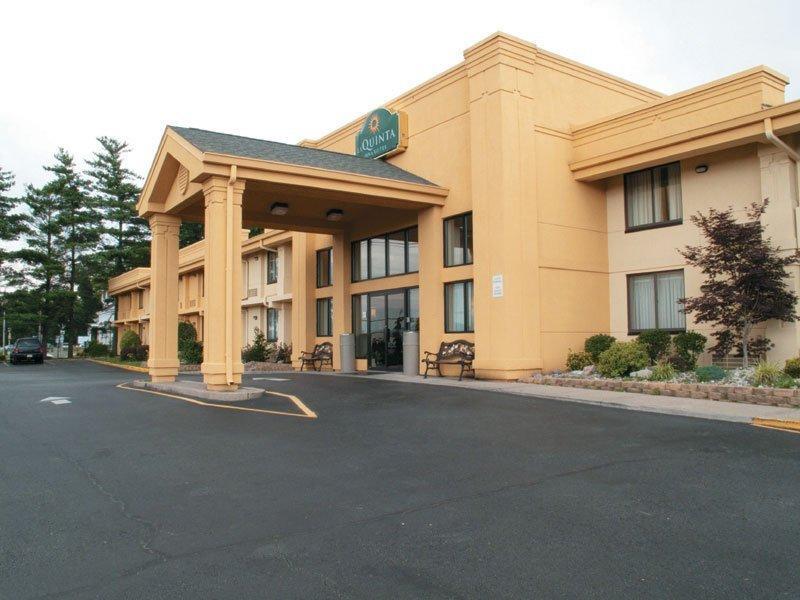 Отель La Quinta Inn & Suites Wayne