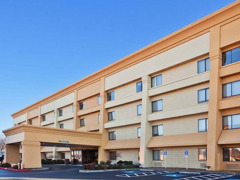 Отель La Quinta Inn & Suites Springdale