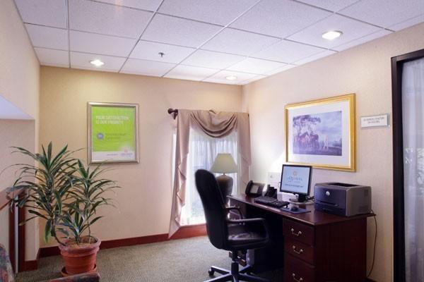 Отель La Quinta Inn & Suites Stamford