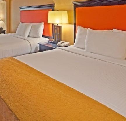 Отель La Quinta Inn & Suites Mobile - Tillman's Corner