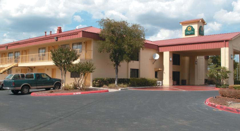 Отель La Quinta Inn San Marcos