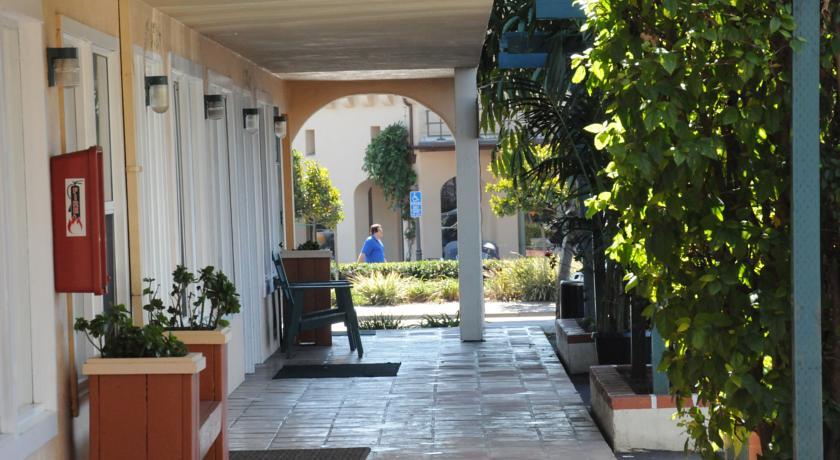 Отель Oasis Inn & Suites