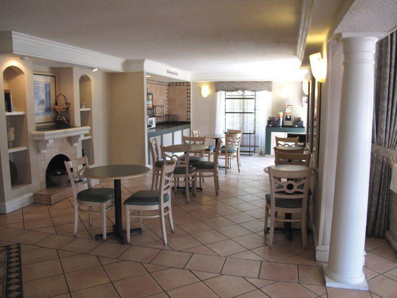 Отель La Quinta Inn Savannah Midtown