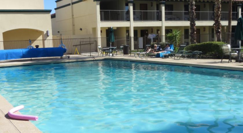 Отель Days Inn and Suites Scottsdale