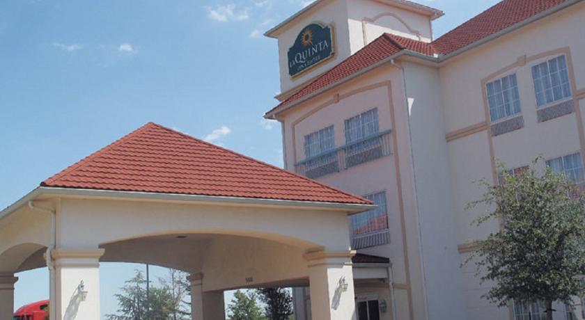 Отель La Quinta Inn & Suites Shawnee