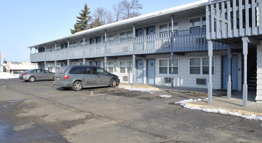 Отель Valu Stay Inn & Suites River Falls