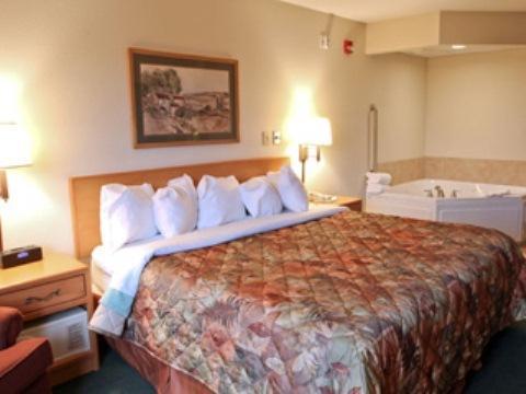 Отель AmericInn Lodge and Suites Roseau