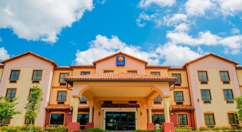 Отель Comfort Inn & Suites