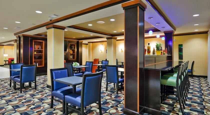 Отель Holiday Inn Express Atmor
