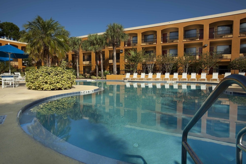 Quality Suites Universal South