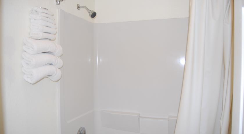 Отель Ozark Inn & Suites