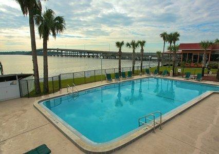 Отель Quality Inn and Suites Riverfront
