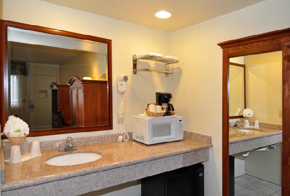 Отель Edgewater Inn and Suites