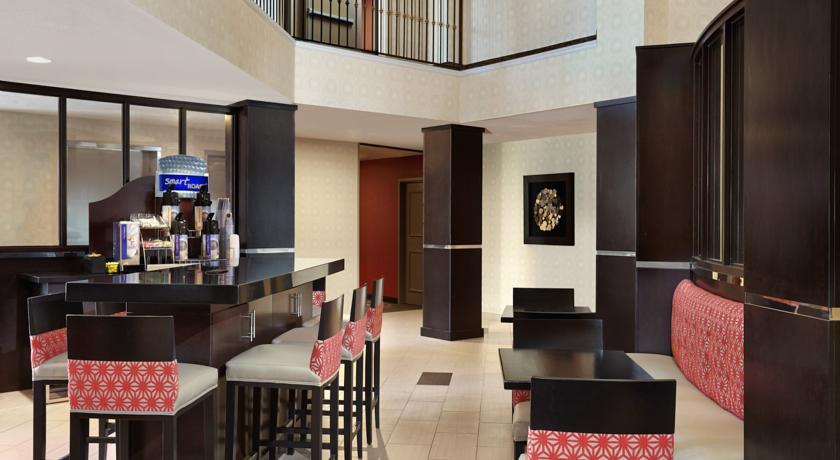 Отель Paradise Coast Hotel and Suites