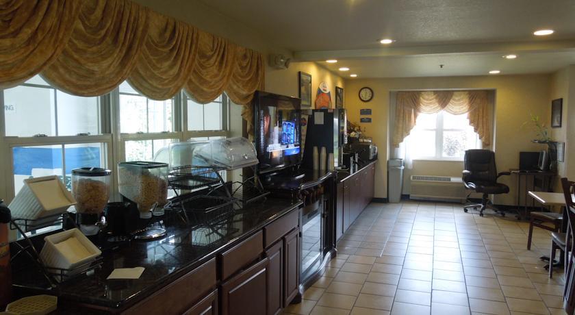Отель Bridgepointe Inn & Suites