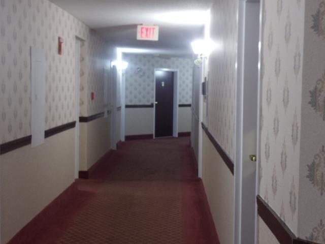 Отель Ambassador Inn & Suites