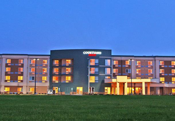 Отель Courtyard Milwaukee Airport