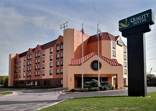 Отель Quality Suites Milwaukee Airport