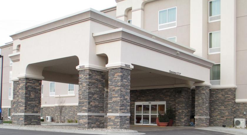 Отель Hampton Inn & Suites Minot