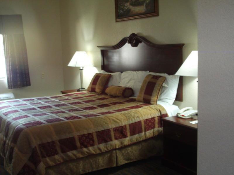 Отель Western Motel Inn & Suites