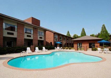 Отель Quality Suites Convention Center