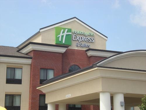 Отель Holiday Inn Express & Suites Fairmont