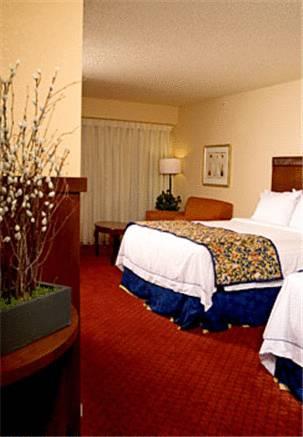 Отель Courtyard by Marriott Fayetteville