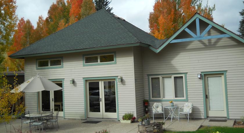 Мини-отель Conifer House B&B