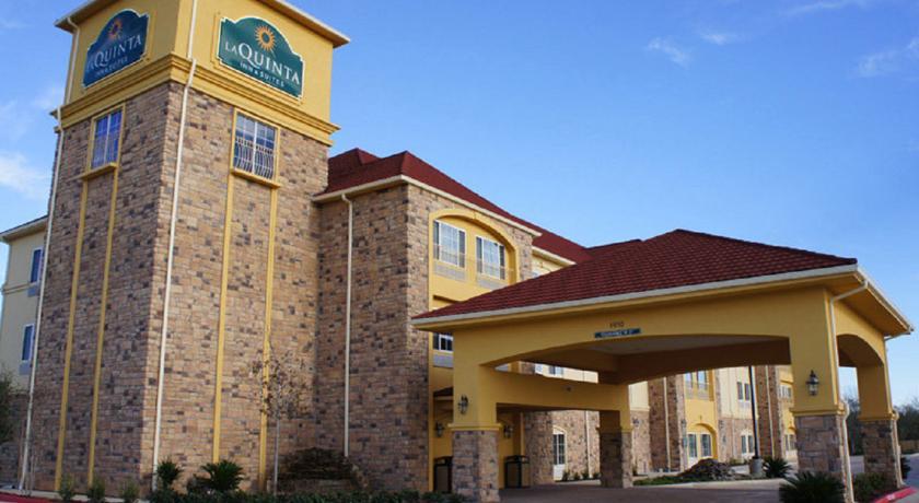 Отель La Quinta Inn & Suites Floresville