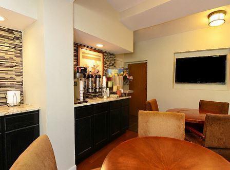 Отель Lexington Inn & Suites