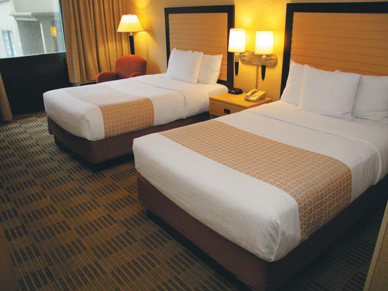 Отель La Quinta Inn & Suites Elmsford