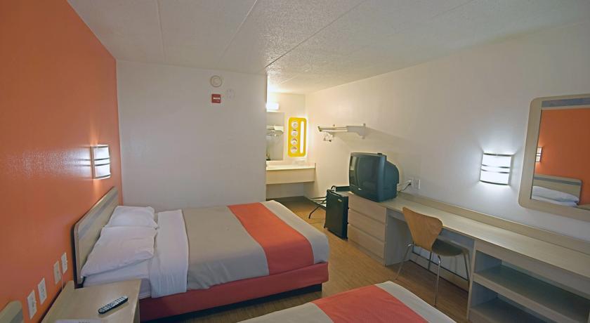 Отель Motel 6 Charleston East Maccorkle Avenue