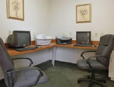 Отель Howard Johnson Inn and Suites Beaumont