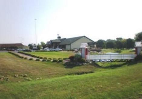 Отель HomeTown Inn and Suites Belle Plaine