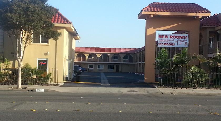 Отель Bellflower Century Inn
