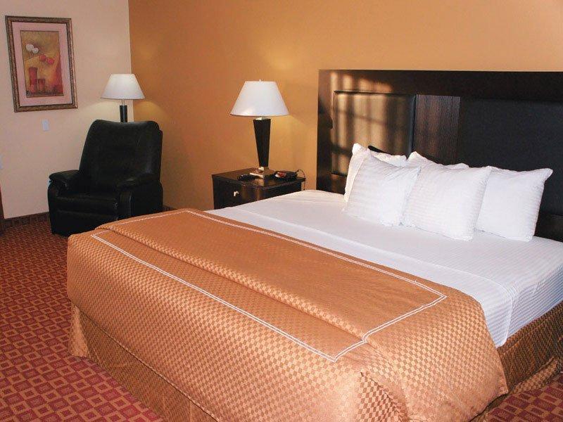 Отель La Quinta Inn & Suites Blue Springs