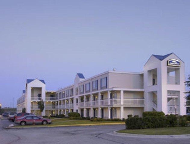 Отель Howard Johnson Inn Cleveland Airport