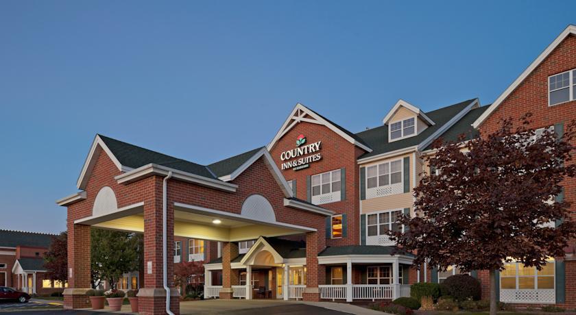 Отель Country Inn & Suites Milwaukee West Brookfield