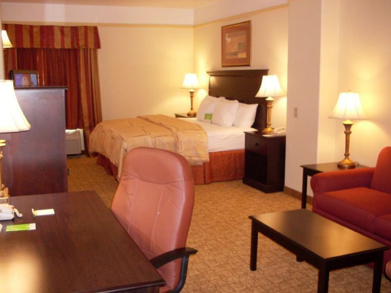 Отель La Quinta Inn & Suites Brownwood