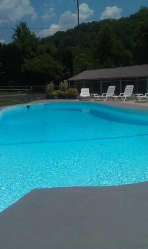 Отель Lloyds on the River Country Inn